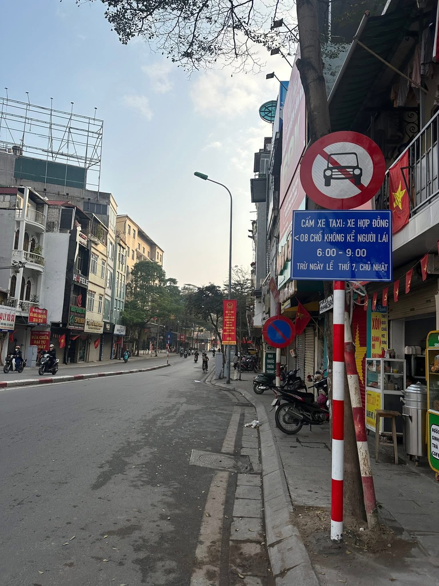 Hà Nội cấm taxi, xe hợp đồng dưới 8 chỗ trên phố Khâm Thiên vào giờ cao điểm