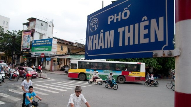 Hà Nội cấm taxi, xe hợp đồng dưới 8 chỗ trên phố Khâm Thiên vào giờ cao điểm
