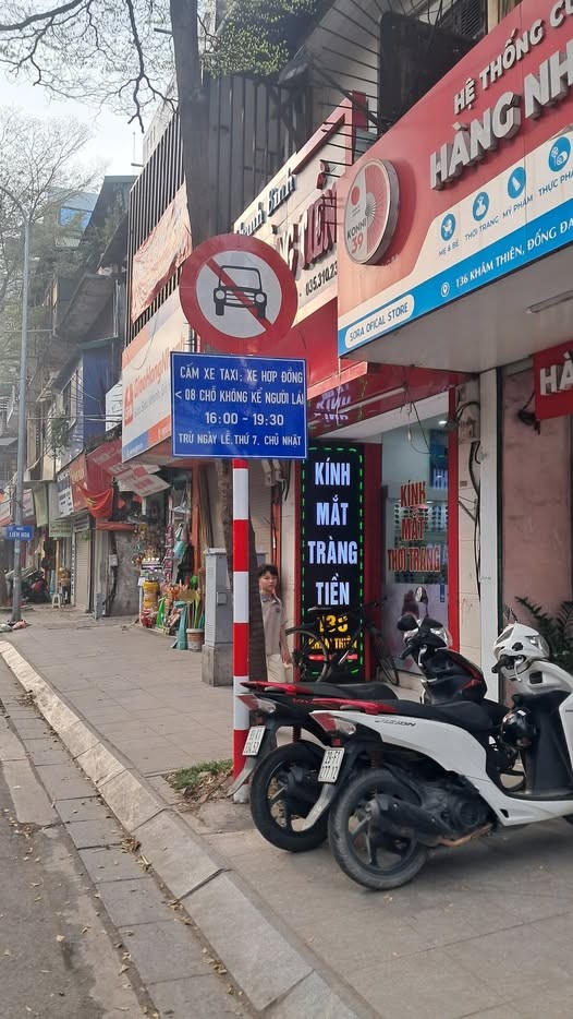 Hà Nội cấm taxi, xe hợp đồng dưới 8 chỗ trên phố Khâm Thiên vào giờ cao điểm