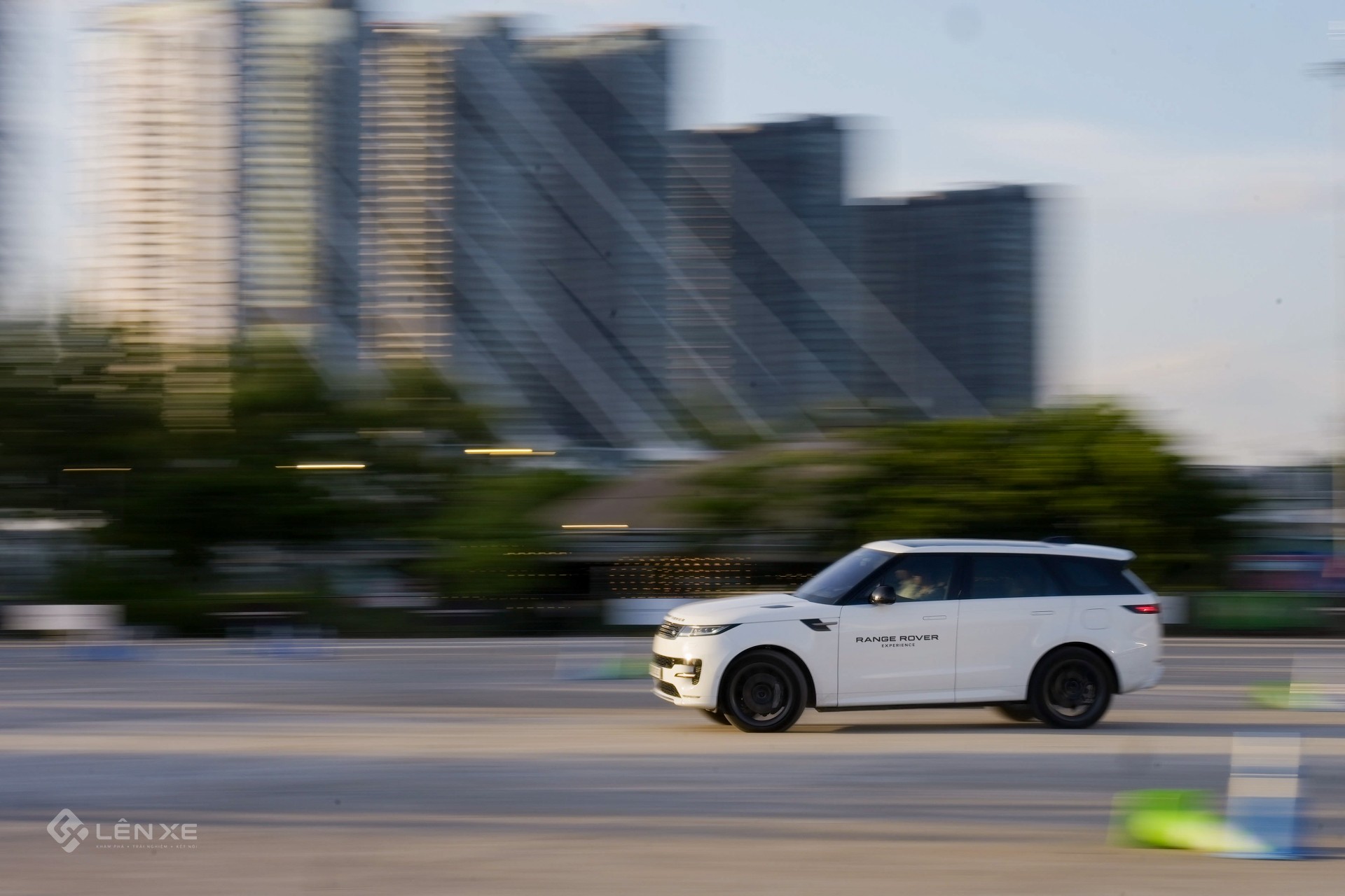 Tôi cầm lái Range Rover Sport PHEV hơn 7 tỷ đồng Tôi cầm lái Range Rover Sport PHEV hơn 7 tỷ đồng