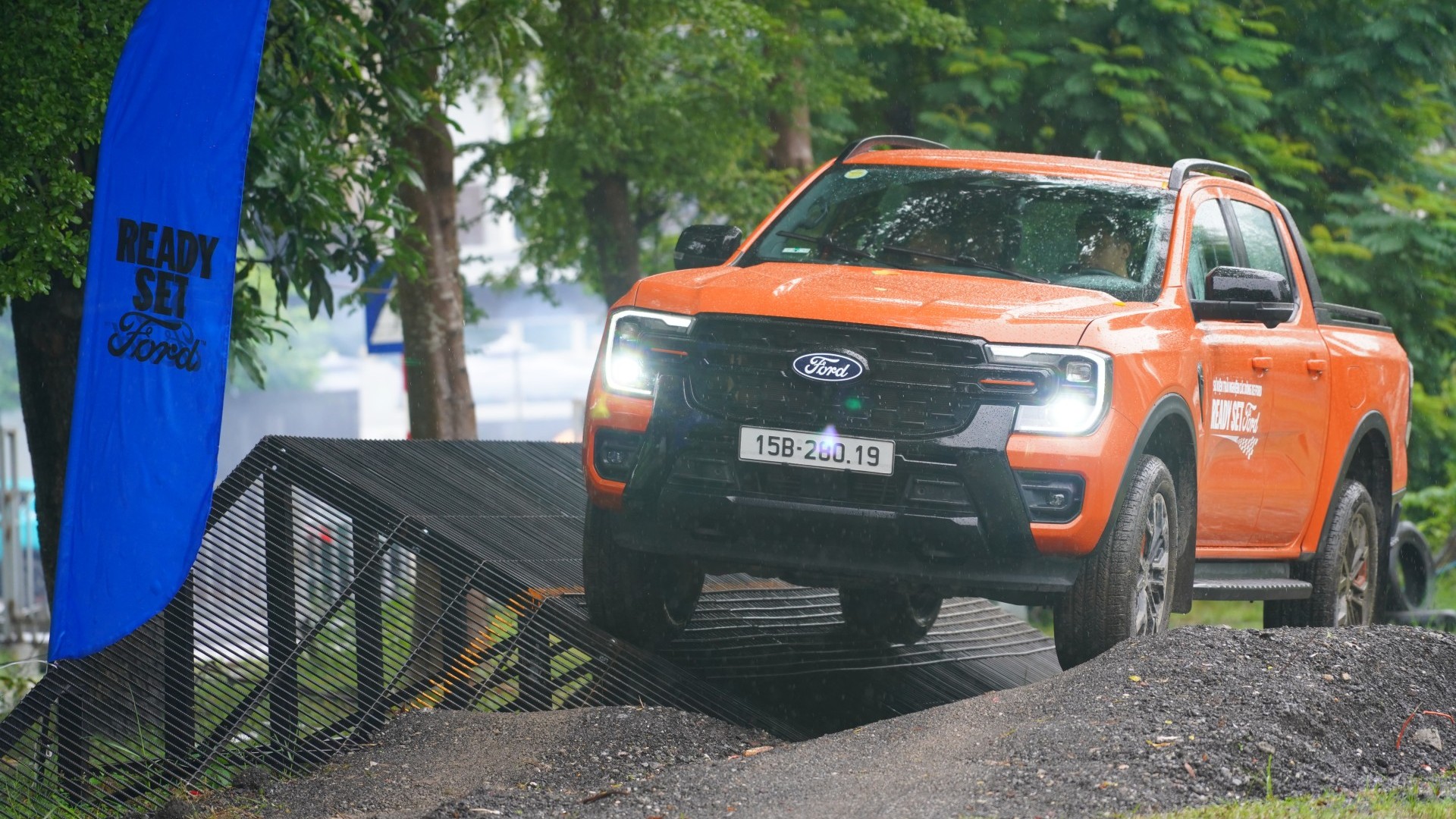 Mưa tăng độ khó cho màn vượt địa hình của Ford Ranger và Everest