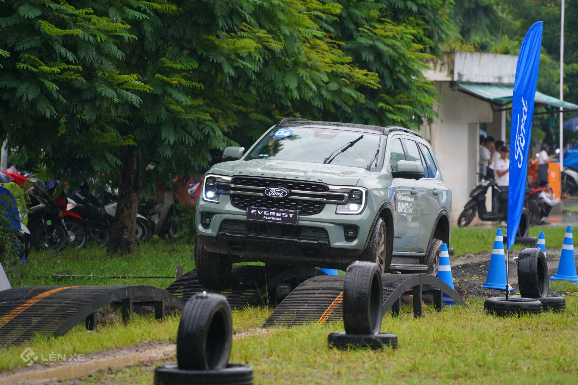 Mưa tăng độ khó cho màn vượt địa hình của Ford Ranger và Everest Mưa tăng độ khó cho màn vượt địa hình của Ford Ranger và Everest