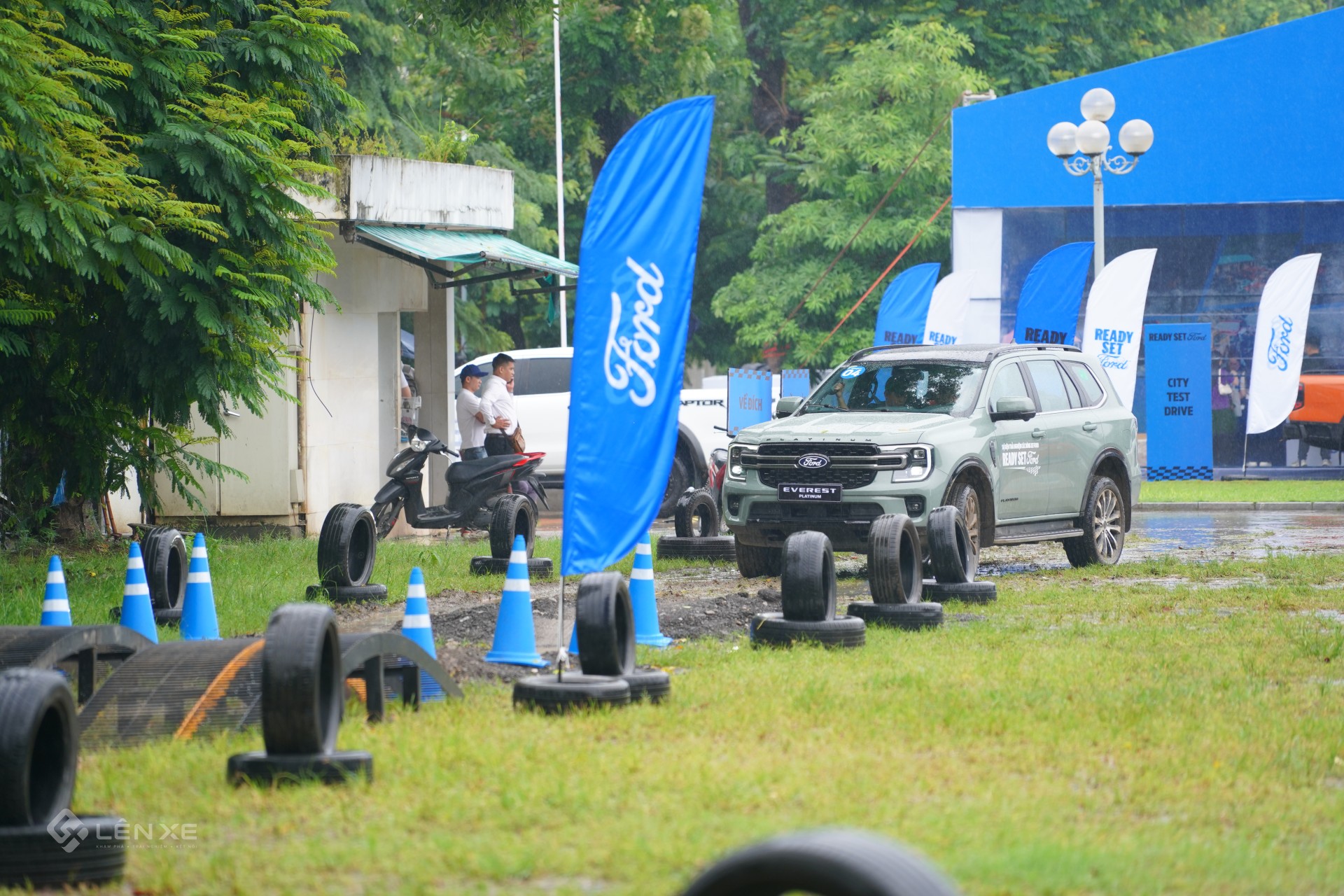 Mưa tăng độ khó cho màn vượt địa hình của Ford Ranger và Everest Mưa tăng độ khó cho màn vượt địa hình của Ford Ranger và Everest