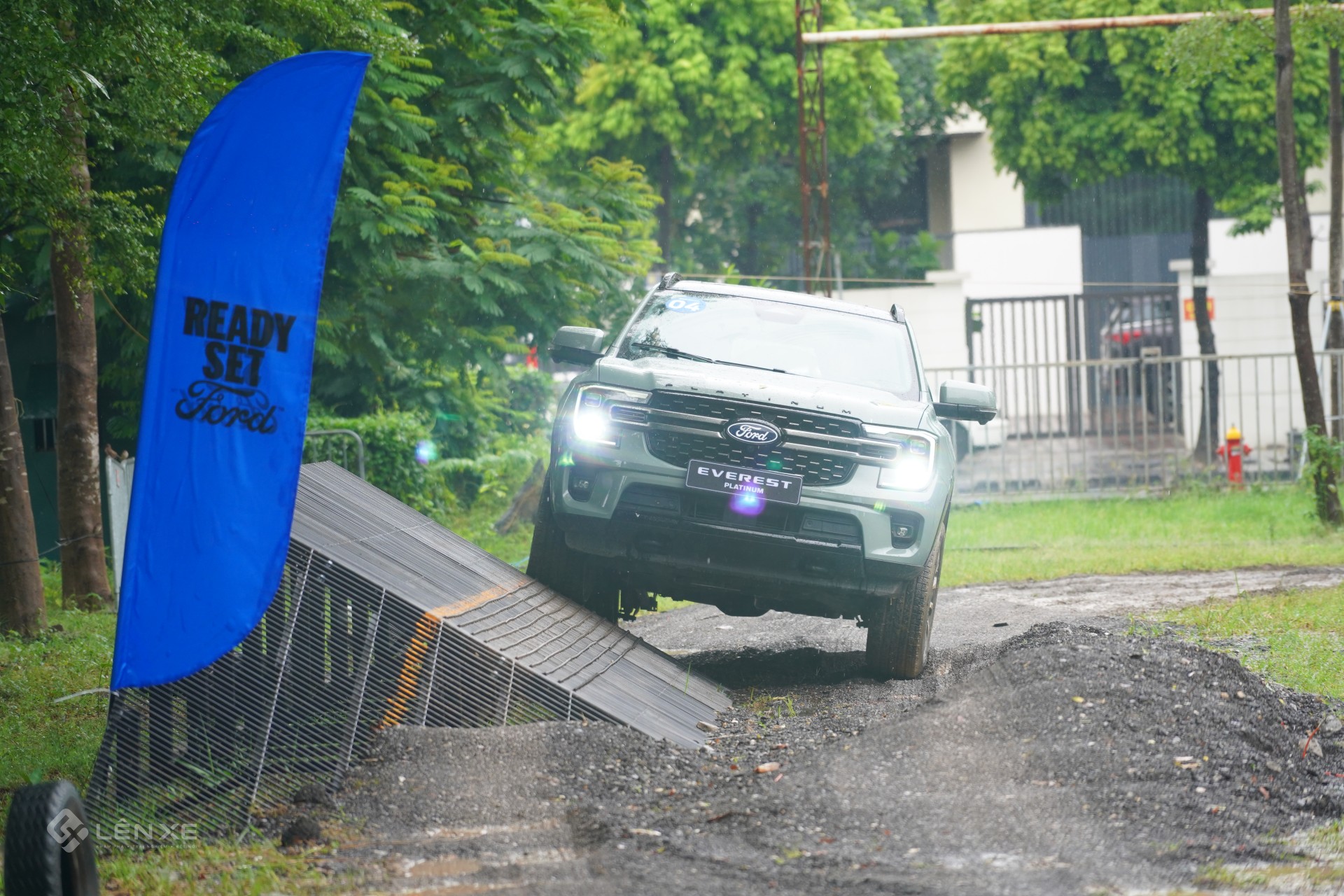 Mưa tăng độ khó cho màn vượt địa hình của Ford Ranger và Everest