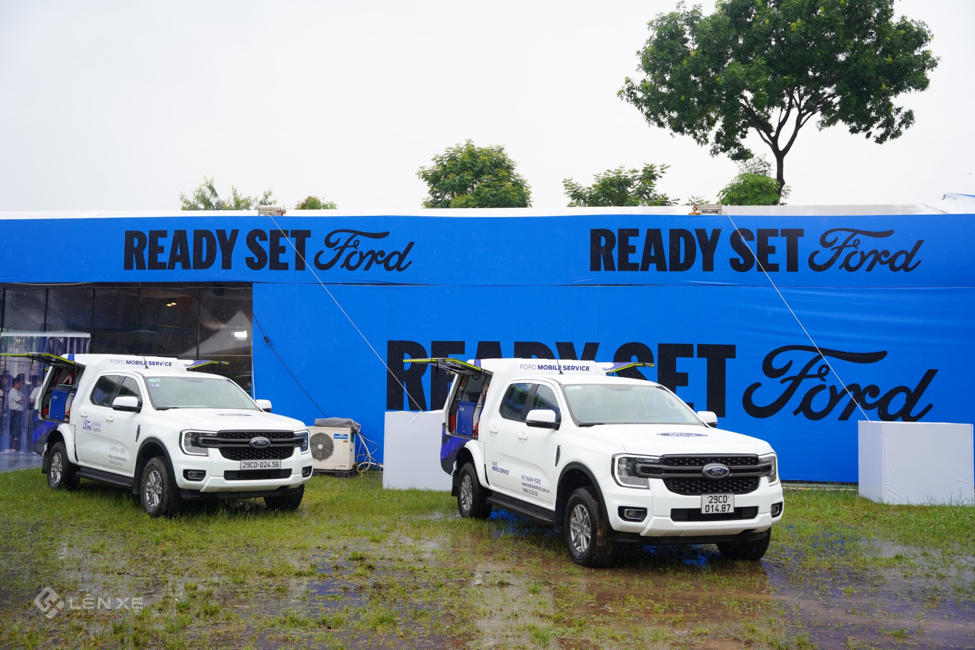 Mưa tăng độ khó cho màn vượt địa hình của Ford Ranger và Everest