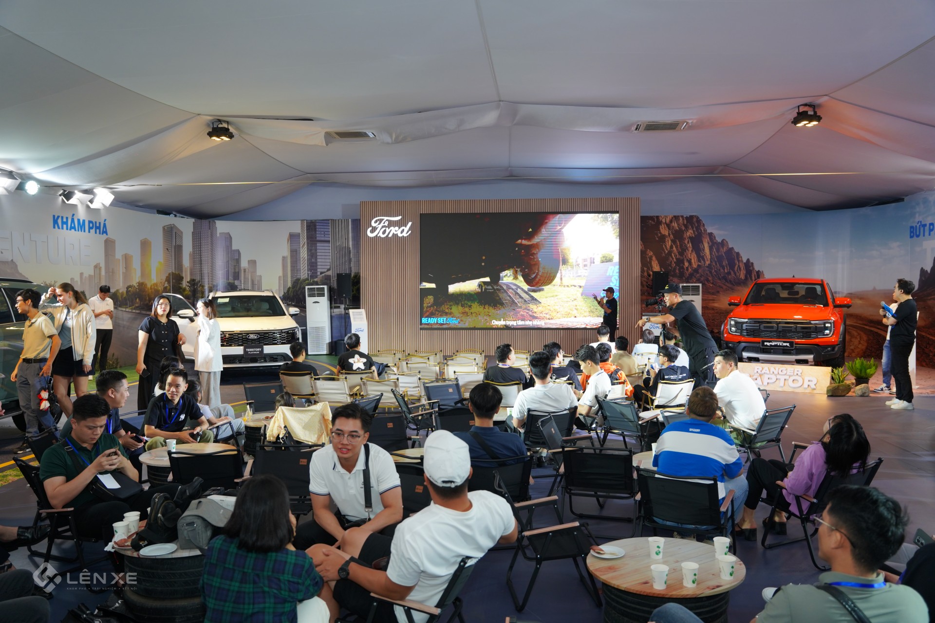 Mưa tăng độ khó cho màn vượt địa hình của Ford Ranger và Everest