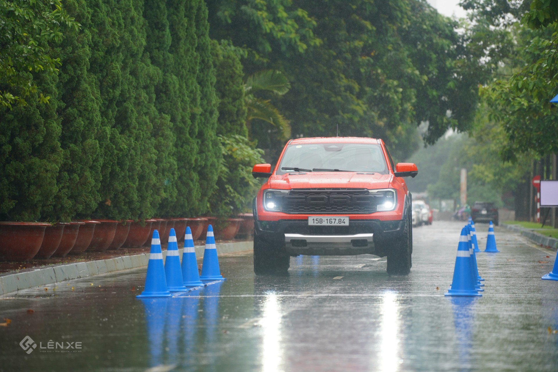 Mưa tăng độ khó cho màn vượt địa hình của Ford Ranger và Everest