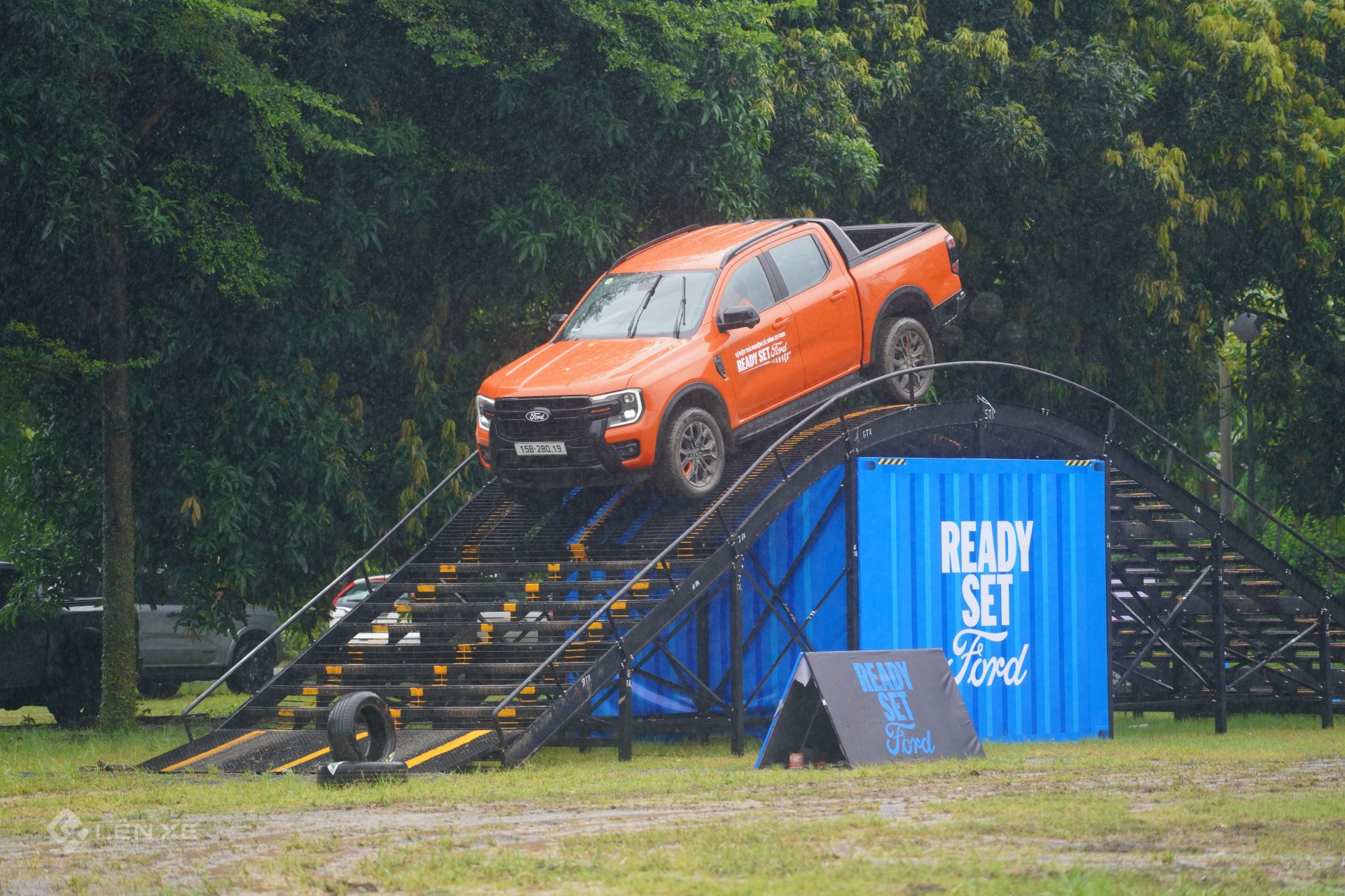 Mưa tăng độ khó cho màn vượt địa hình của Ford Ranger và Everest