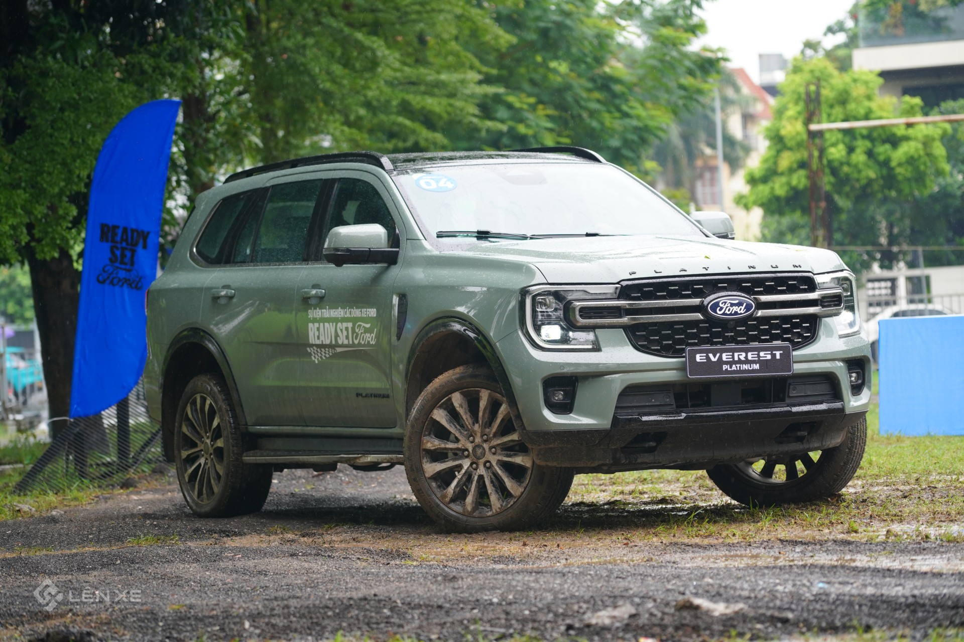 Mưa tăng độ khó cho màn vượt địa hình của Ford Ranger và Everest Mưa tăng độ khó cho màn vượt địa hình của Ford Ranger và Everest
