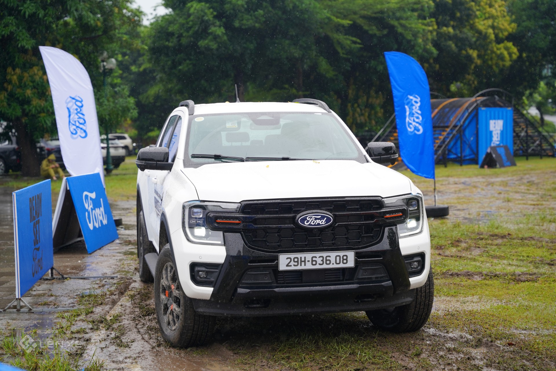 Mưa tăng độ khó cho màn vượt địa hình của Ford Ranger và Everest Mưa tăng độ khó cho màn vượt địa hình của Ford Ranger và Everest