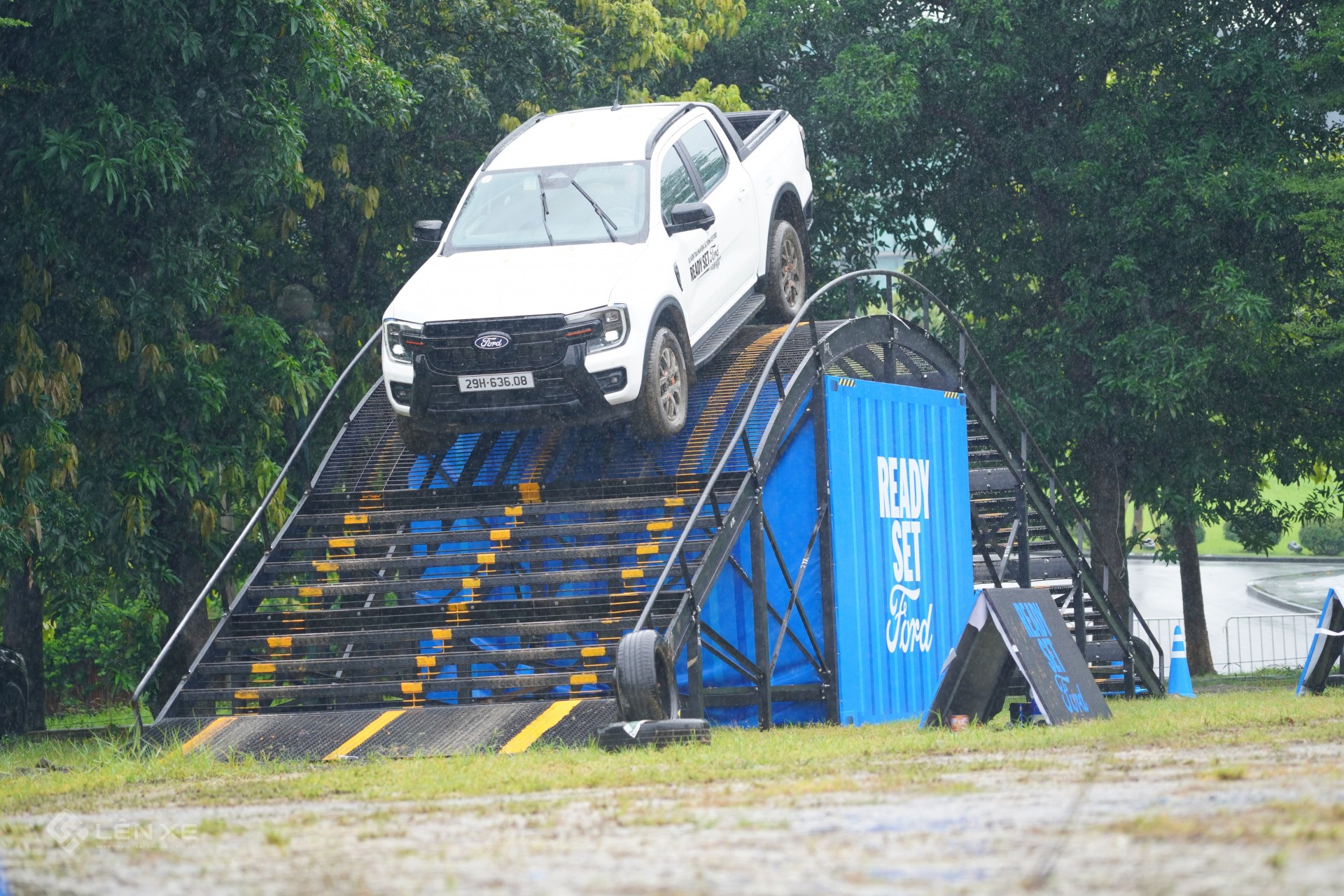 Mưa tăng độ khó cho màn vượt địa hình của Ford Ranger và Everest Mưa tăng độ khó cho màn vượt địa hình của Ford Ranger và Everest