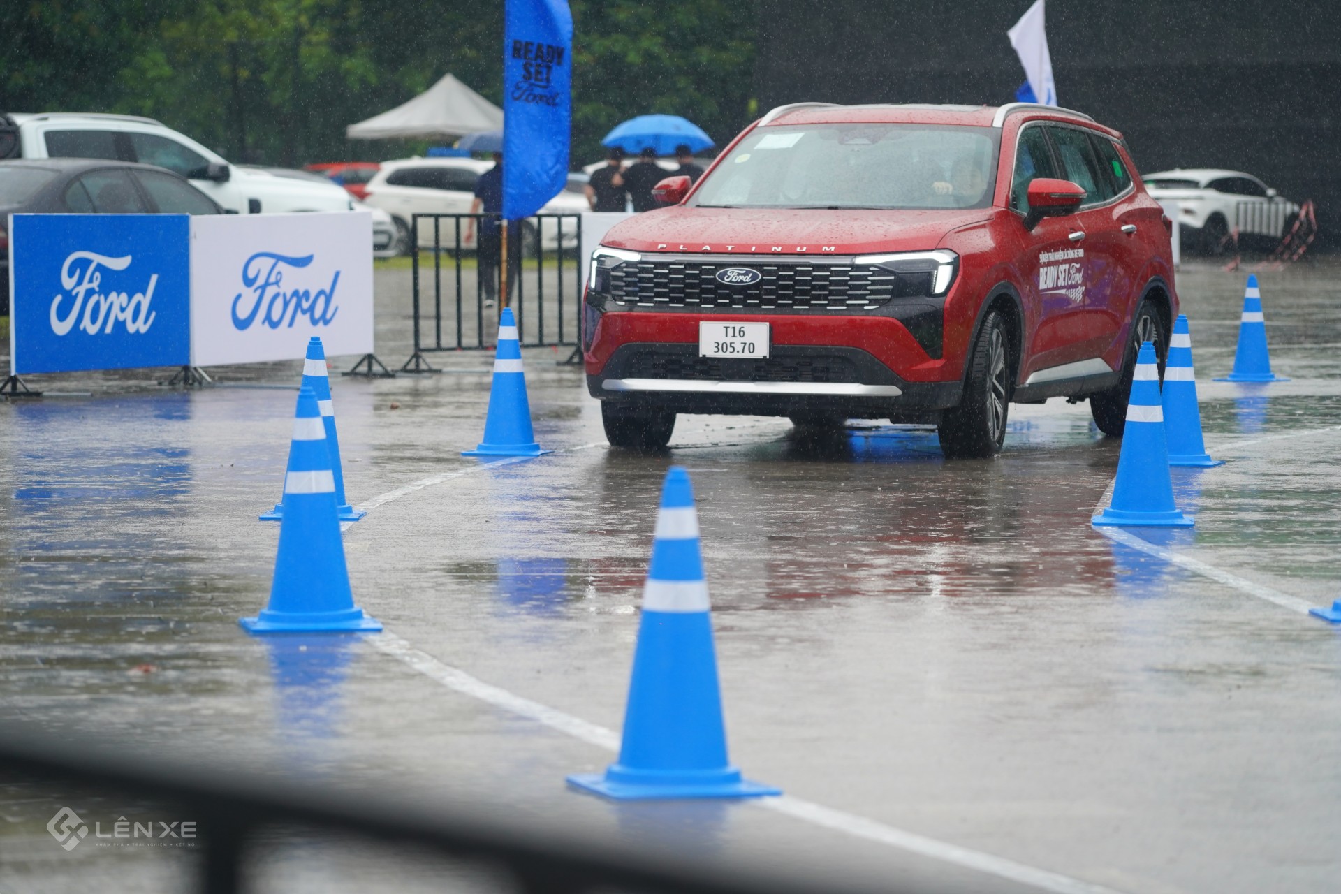 Mưa tăng độ khó cho màn vượt địa hình của Ford Ranger và Everest Mưa tăng độ khó cho màn vượt địa hình của Ford Ranger và Everest