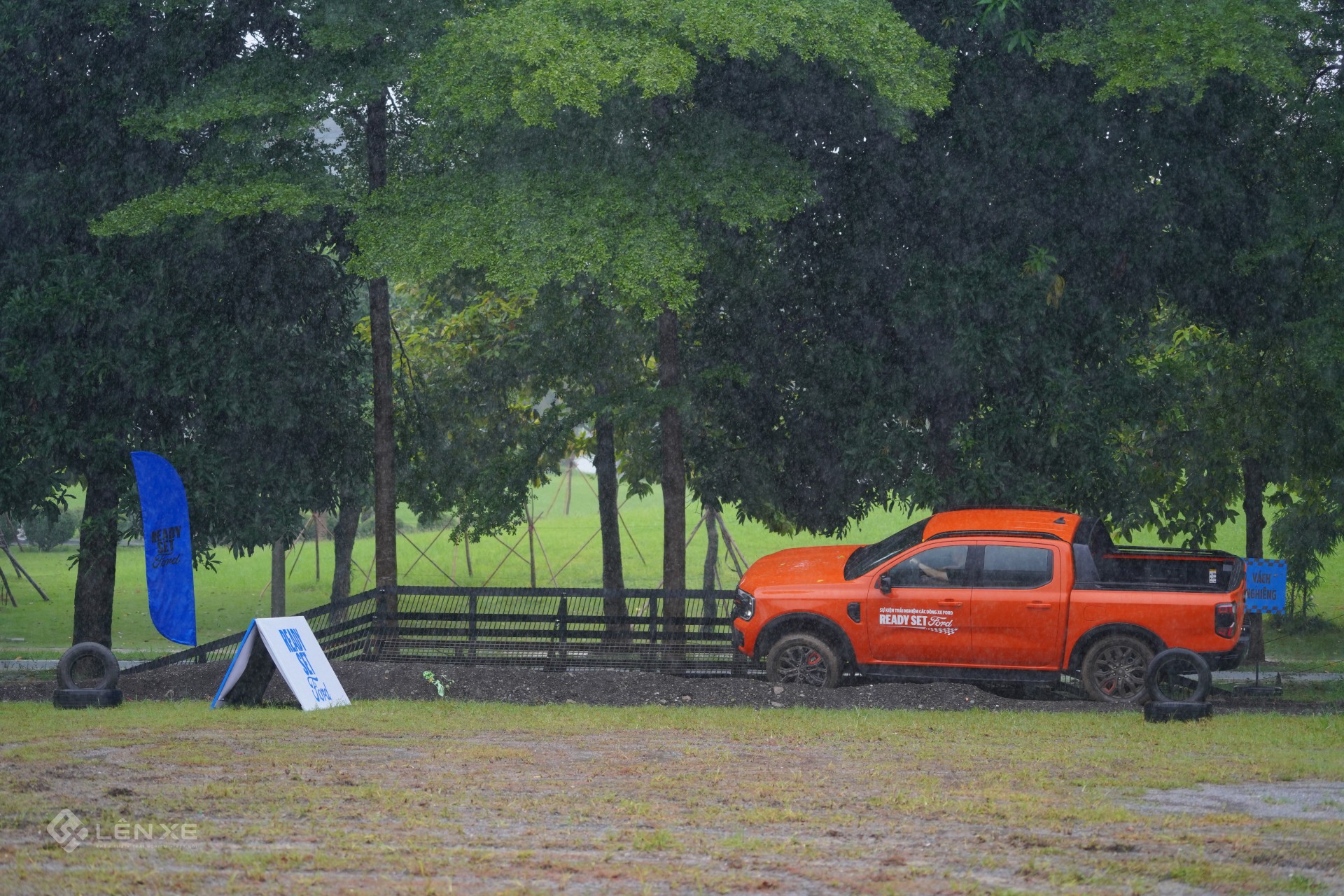 Mưa tăng độ khó cho màn vượt địa hình của Ford Ranger và Everest Mưa tăng độ khó cho màn vượt địa hình của Ford Ranger và Everest