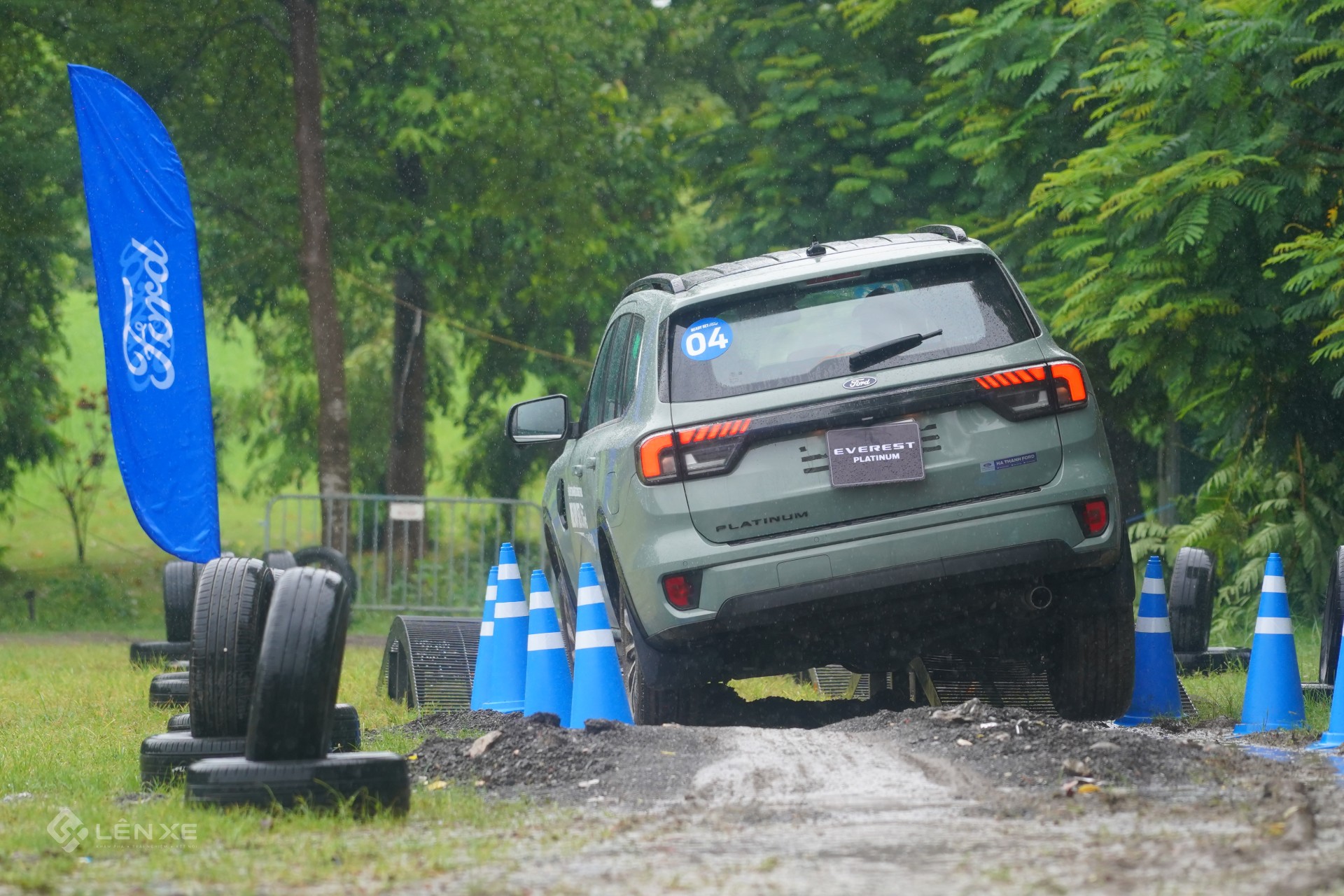 Mưa tăng độ khó cho màn vượt địa hình của Ford Ranger và Everest Mưa tăng độ khó cho màn vượt địa hình của Ford Ranger và Everest