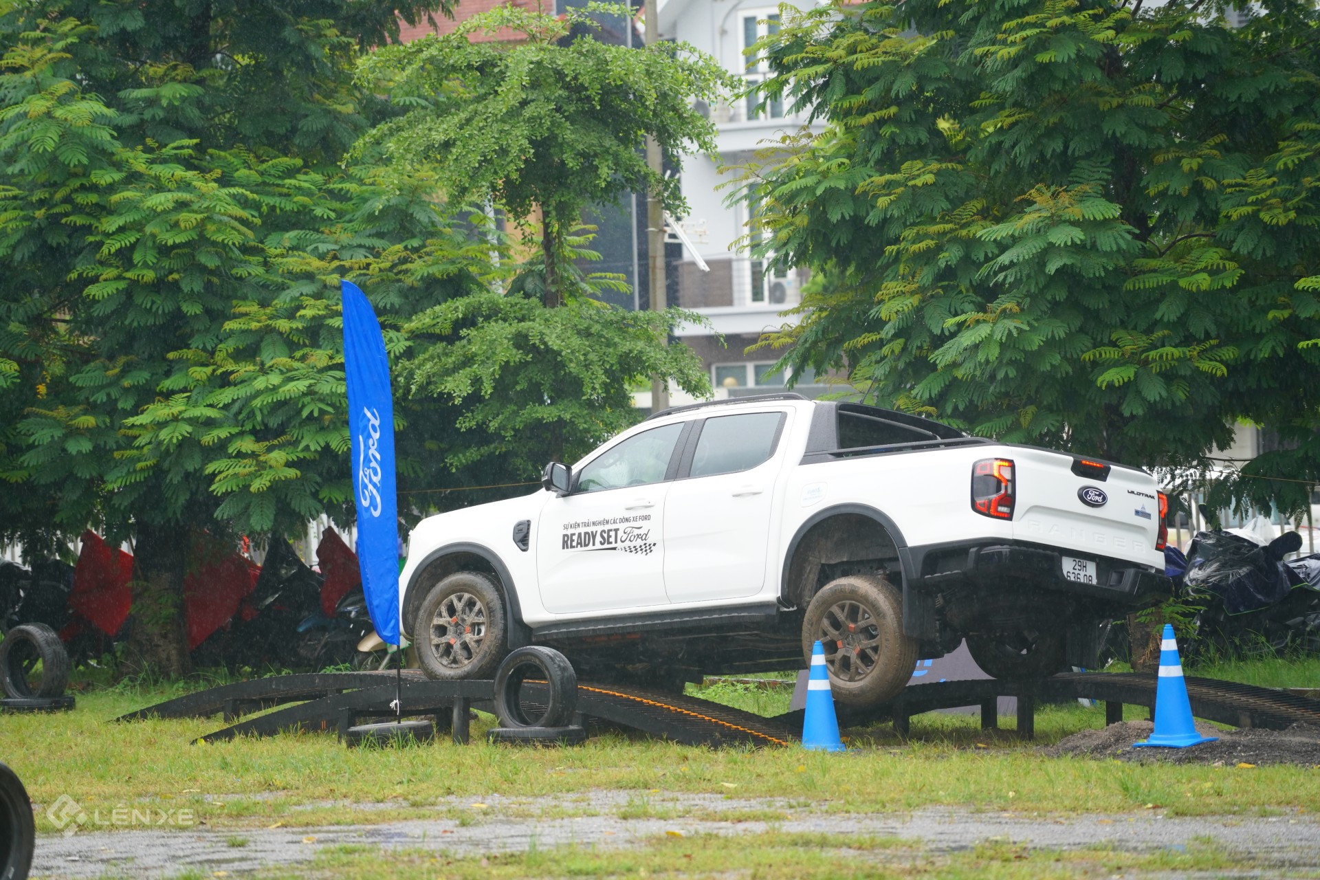 Mưa tăng độ khó cho màn vượt địa hình của Ford Ranger và Everest Mưa tăng độ khó cho màn vượt địa hình của Ford Ranger và Everest