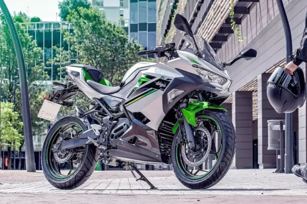 Mô tô điện Kawasaki giá ngang hơn 200 triệu nhưng chỉ đi được 66 km
