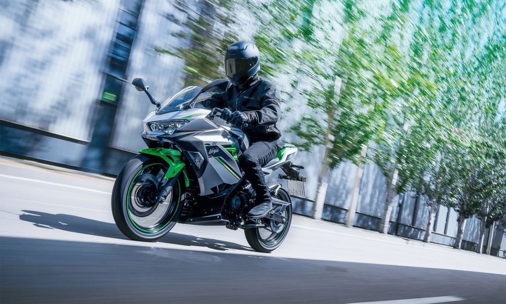 Mô tô điện Kawasaki giá ngang hơn 200 triệu nhưng chỉ đi được 66 km