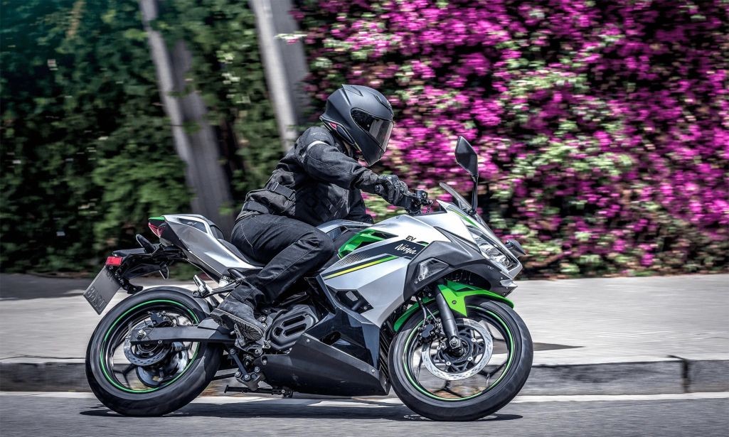 Mô tô điện Kawasaki giá ngang hơn 200 triệu nhưng chỉ đi được 66 km