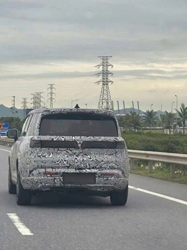 SUV cỡ lớn của VinFast chạy thử, khó phân biệt giữa VF 8 và VF 9, có thể sử dụng công nghệ EREV SUV cỡ lớn của VinFast chạy thử, khó phân biệt giữa VF 8 và VF 9, có thể sử dụng công nghệ EREV