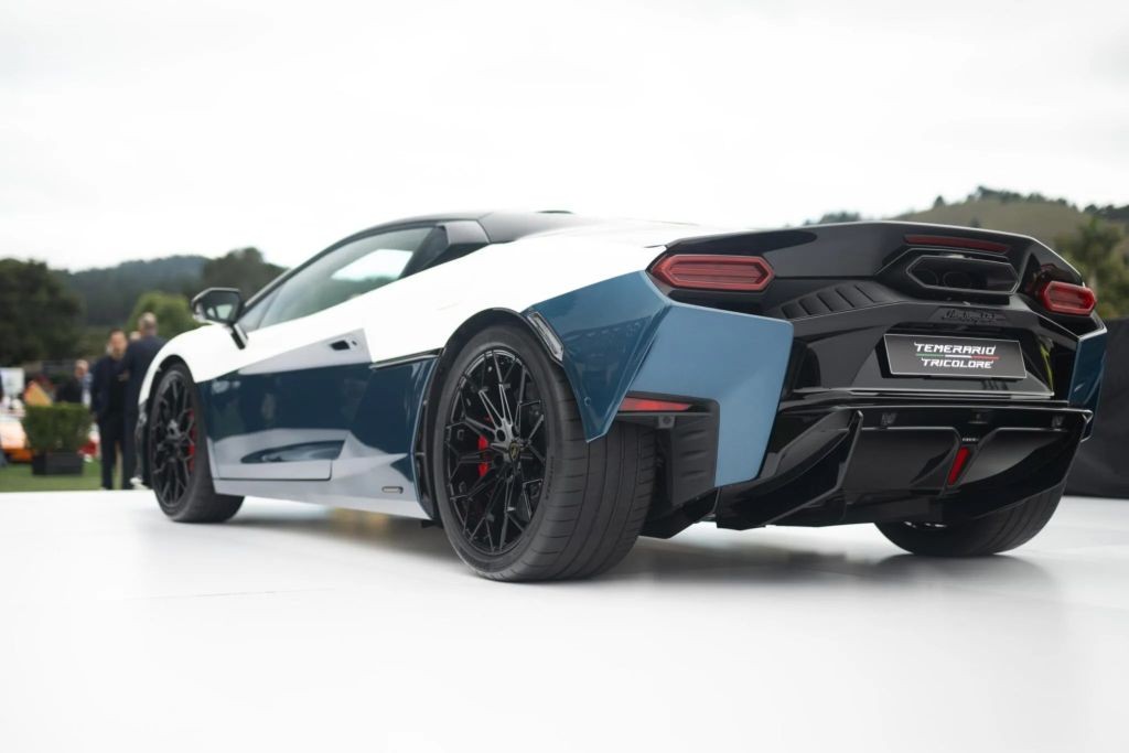 Sau 15 năm, Lamborghini Tricolore trở lại trong kỷ nguyên điện hóa Sau 15 năm, Lamborghini Tricolore trở lại trong kỷ nguyên điện hóa