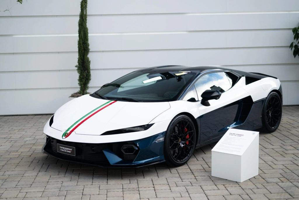 Sau 15 năm, Lamborghini Tricolore trở lại trong kỷ nguyên điện hóa Sau 15 năm, Lamborghini Tricolore trở lại trong kỷ nguyên điện hóa