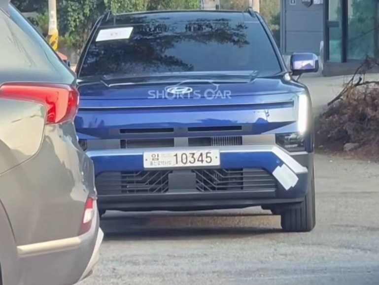 Ảnh thực tế Hyundai Tucson 2027 màu xanh trên đường phố thu hút sự chú ý