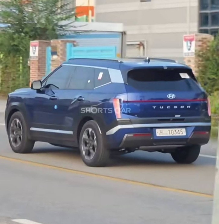 Ảnh thực tế Hyundai Tucson 2027 màu xanh trên đường phố thu hút sự chú ý Ảnh thực tế Hyundai Tucson 2027 màu xanh trên đường phố thu hút sự chú ý