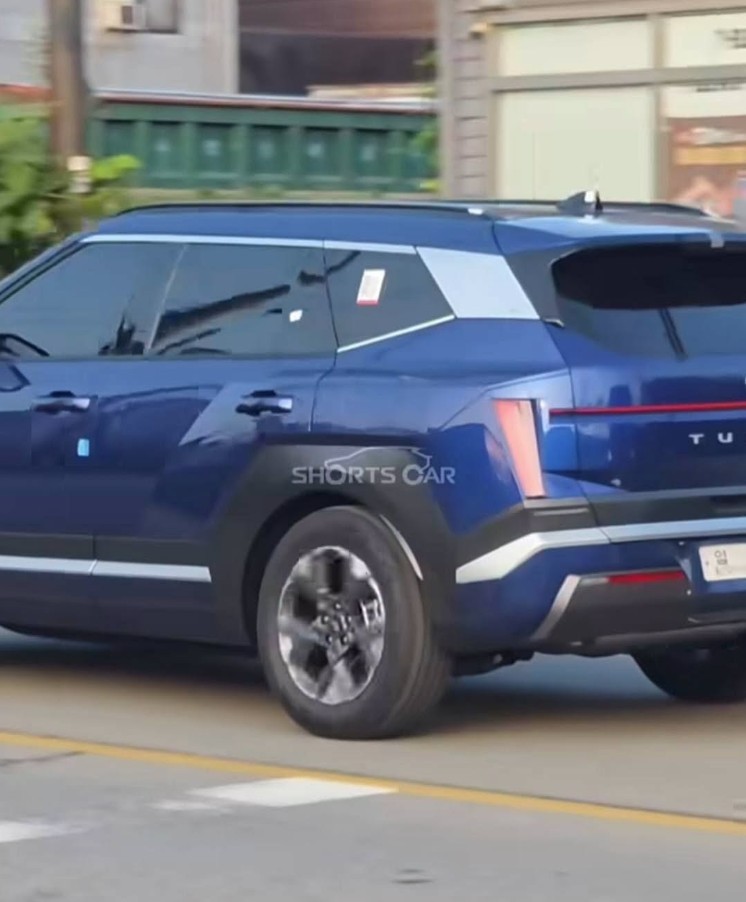 Ảnh thực tế Hyundai Tucson 2027 màu xanh trên đường phố thu hút sự chú ý Ảnh thực tế Hyundai Tucson 2027 màu xanh trên đường phố thu hút sự chú ý