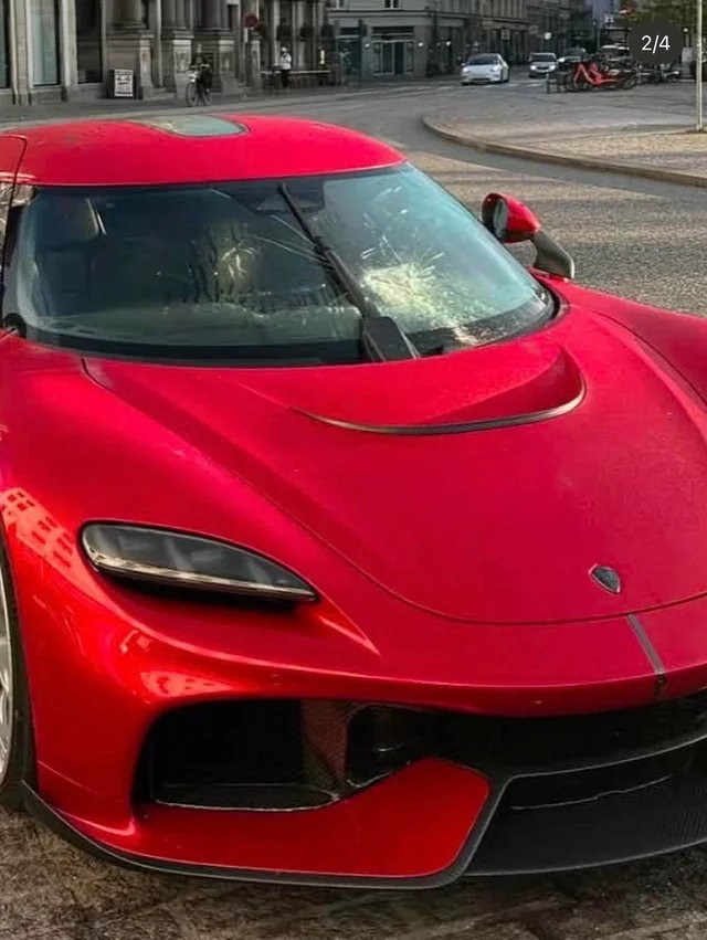 Siêu xe Koenigsegg Gemera giá 78 tỷ đồng bị phá hoại ngay sau khi đến tay chủ nhân Hình ảnh chiếc Koenigsegg Gemera bị phá hoại sau khi đến tay chủ nhân tại Copenhagen, Đan Mạch