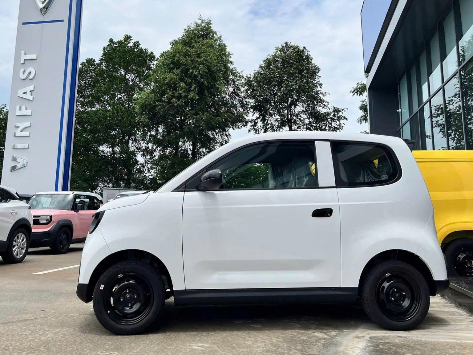 Ảnh thực tế VinFast VF 2 vừa về đại lý, phân biệt với Minio Green có dễ không?