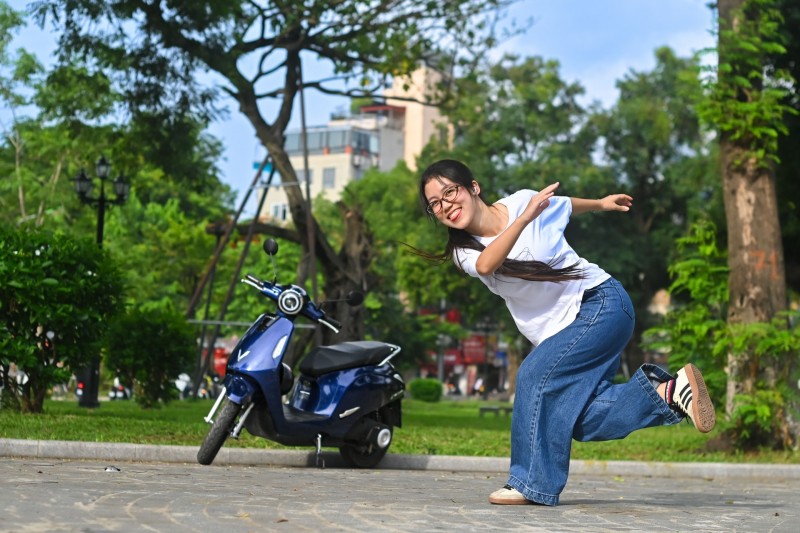 Năm học mới, vì sao ngày càng nhiều phụ huynh chọn xe máy điện cho con?