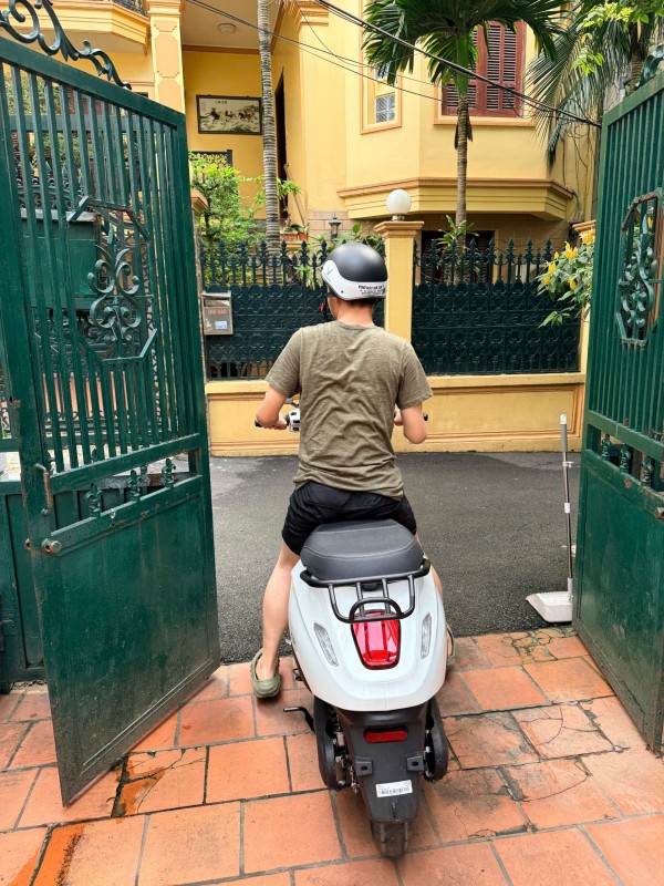 Năm học mới, vì sao ngày càng nhiều phụ huynh chọn xe máy điện cho con?