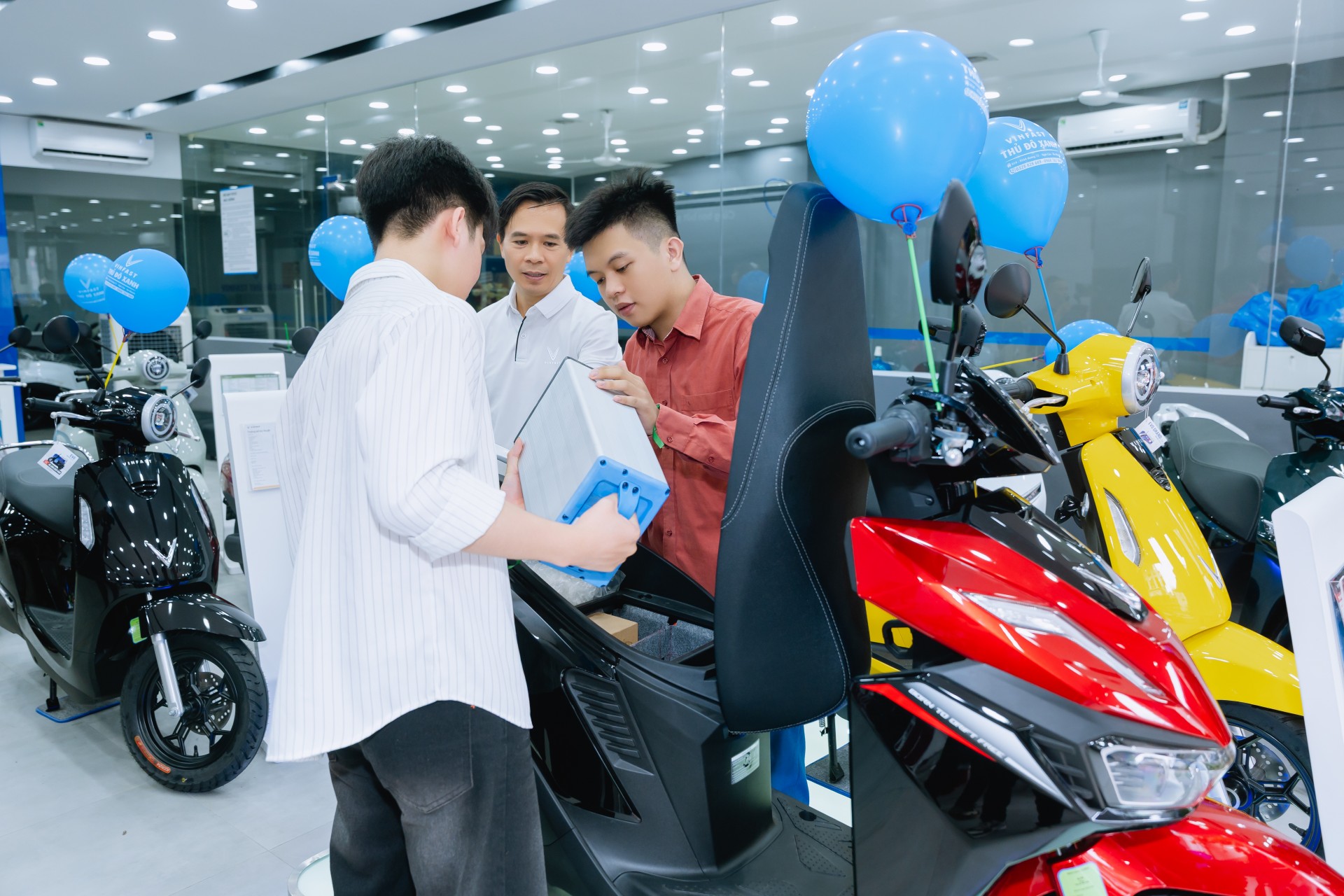 Năm học mới, vì sao ngày càng nhiều phụ huynh chọn xe máy điện cho con?