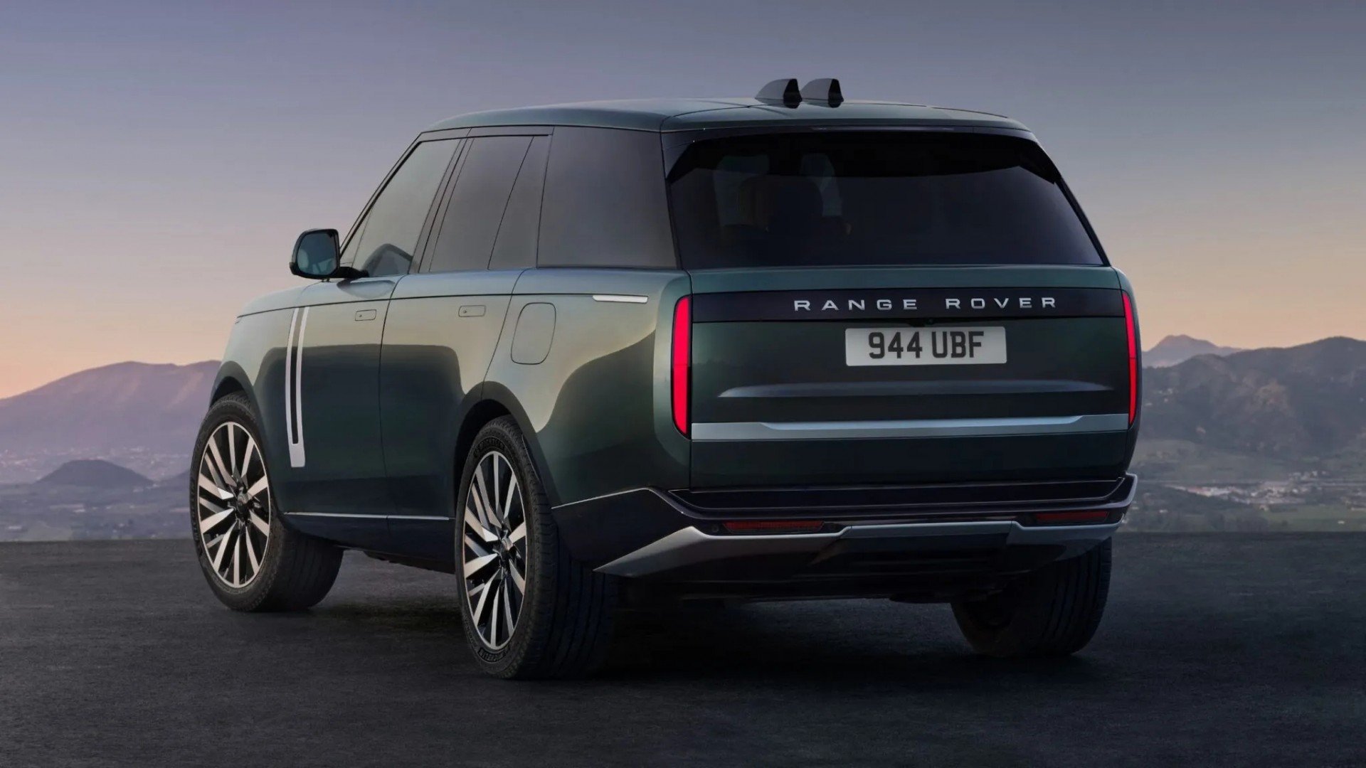 Range Rover Electric chính thức ra mắt, mạnh hơn và sang hơn bản V8