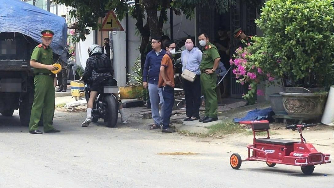 Bé 5 tuổi tử vong vì lao xe điện 3 bánh ra đường