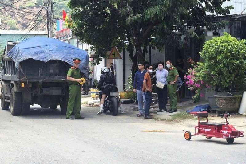 Bé 5 tuổi tử vong vì lao xe điện 3 bánh ra đường Bé 5 tuổi tử vong vì lao xe điện 3 bánh ra đường