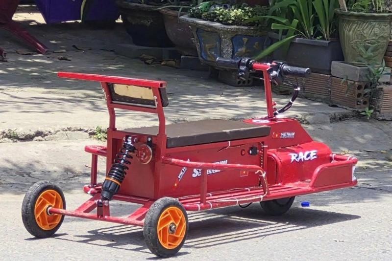 Bé 5 tuổi tử vong vì lao xe điện 3 bánh ra đường Bé 5 tuổi tử vong vì lao xe điện 3 bánh ra đường
