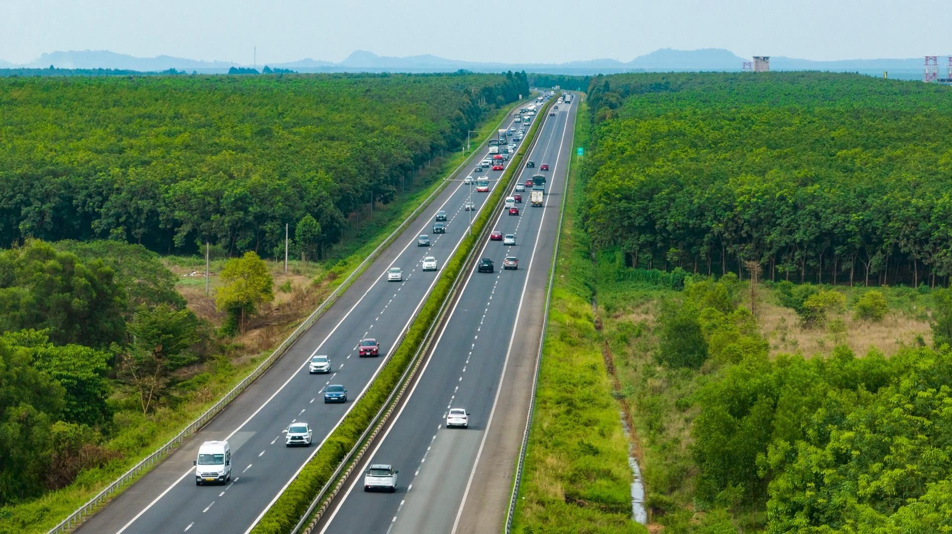 Khoảng cách an toàn trên cao tốc: Bao nhiêu mét là đúng quy định năm 2026? Khoảng cách an toàn trên cao tốc: Bao nhiêu mét là đúng quy định năm 2026?