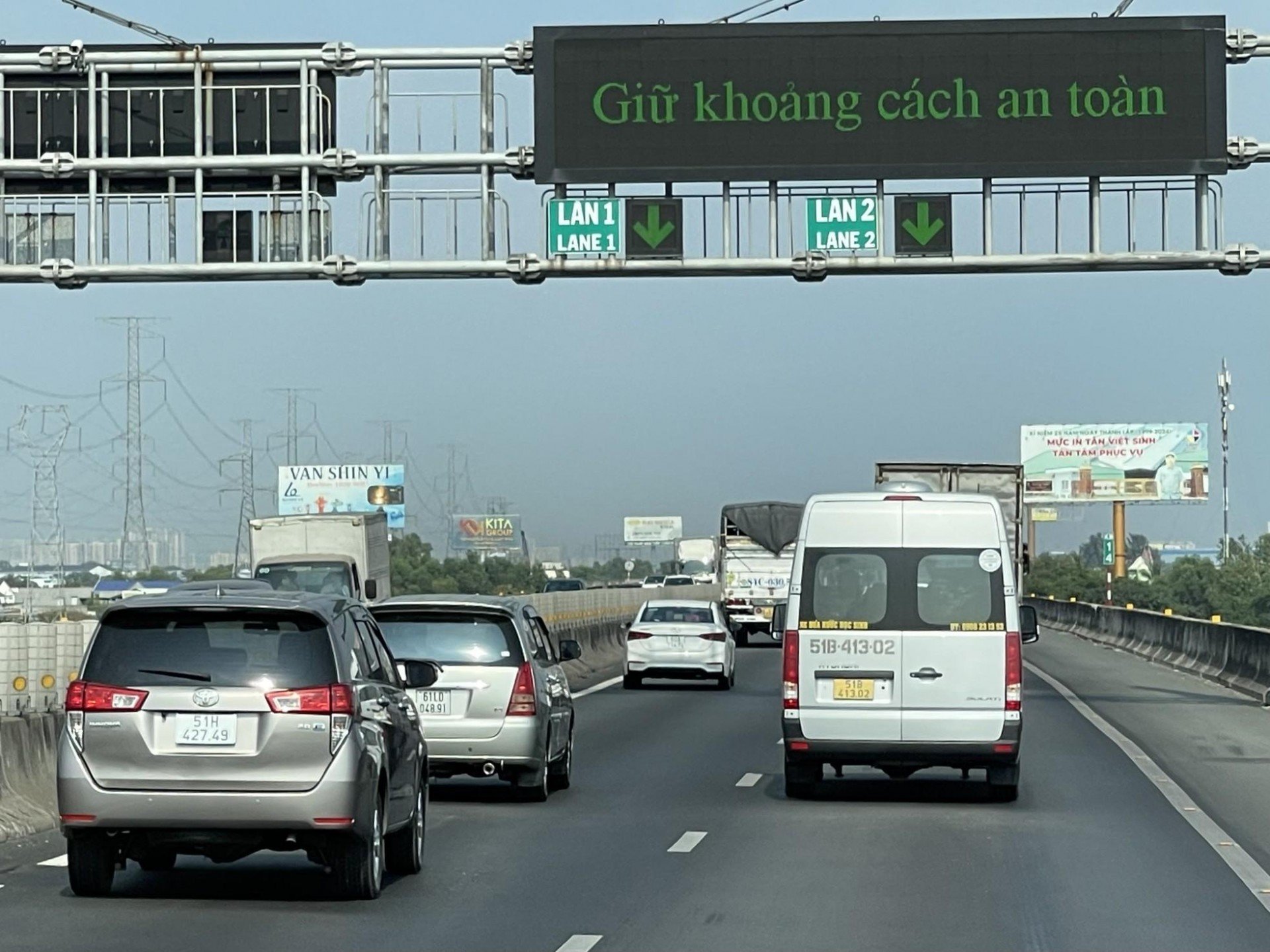 Khoảng cách an toàn trên cao tốc: Bao nhiêu mét là đúng quy định năm 2026?