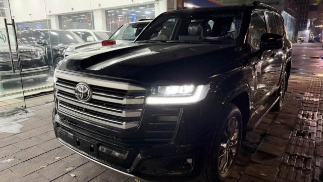 Ảnh thực tế Toyota Land Cruiser 300 HEV vừa ra mắt Việt Nam, giá từ 4,71 tỷ đồng