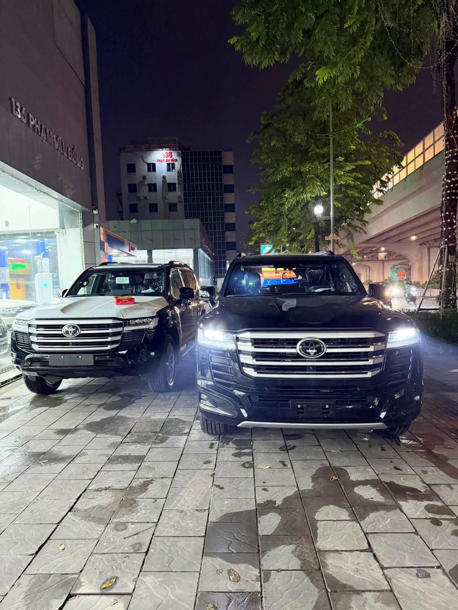 Ảnh thực tế Toyota Land Cruiser 300 HEV vừa ra mắt Việt Nam, giá từ 4,71 tỷ đồng Ảnh thực tế Toyota Land Cruiser 300 HEV vừa ra mắt Việt Nam, giá từ 4,71 tỷ đồng
