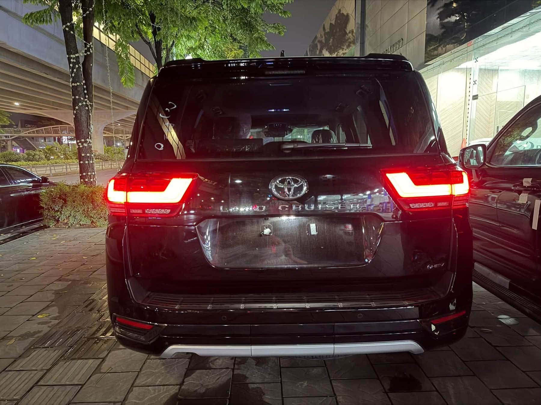 Ảnh thực tế Toyota Land Cruiser 300 HEV vừa ra mắt Việt Nam, giá từ 4,71 tỷ đồng Ảnh thực tế Toyota Land Cruiser 300 HEV vừa ra mắt Việt Nam, giá từ 4,71 tỷ đồng
