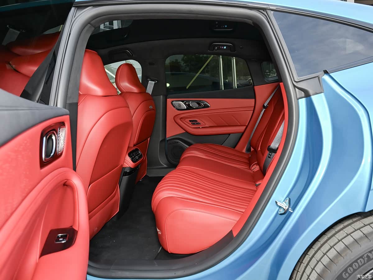 Sedan điện hiệu suất cao Geely Galaxy TT chính thức ra mắt với Lối vào hàng ghế sau của Geely Galaxy TT