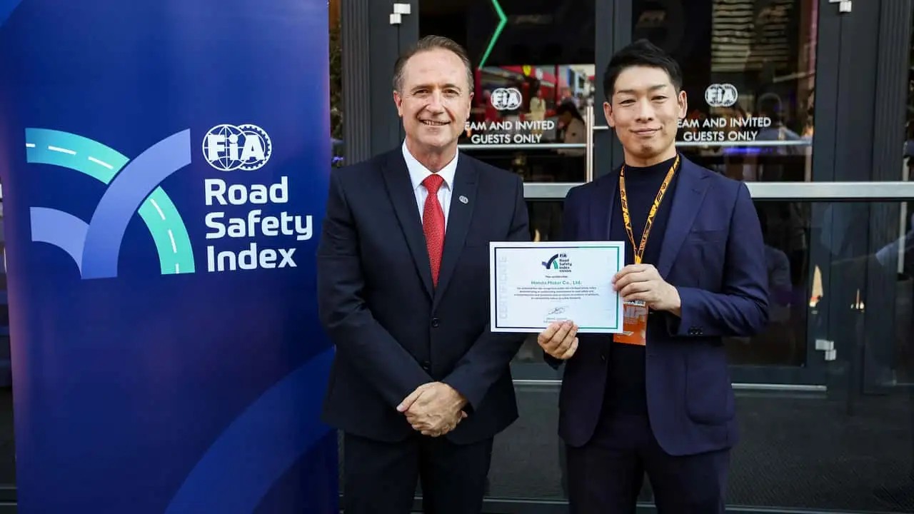 Honda trở thành hãng xe đầu tiên đạt 5 sao FIA về an toàn giao thông HÌnh ảnh đại diện Honda nhận giấy chứng nhận từ FIA