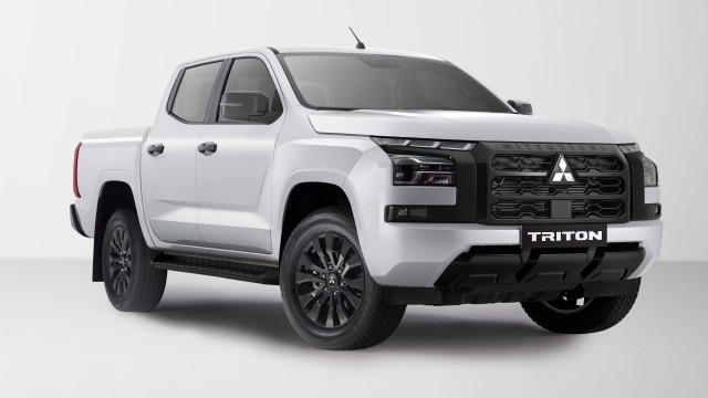 Mitsubishi Triton Premium giá 782 triệu đồng, thêm hệ dẫn động Super Select 4WD II