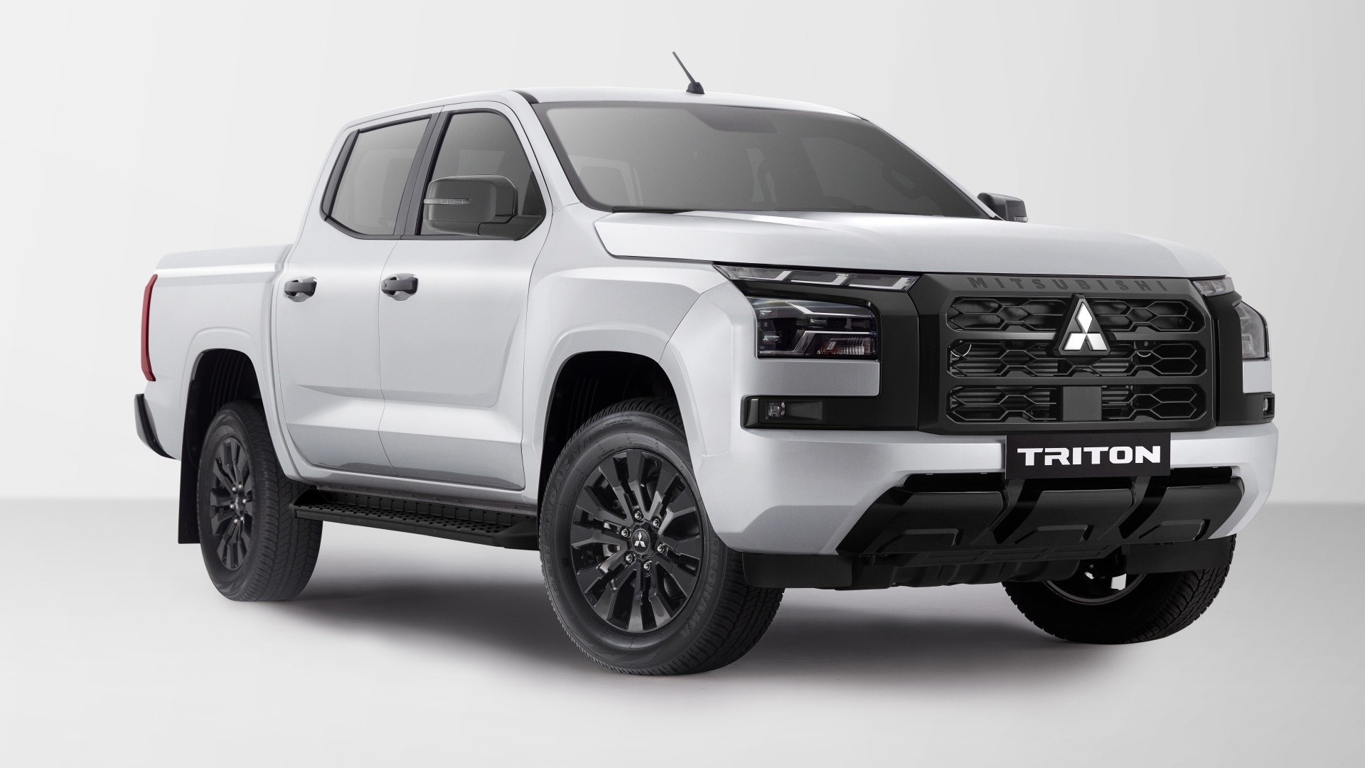 Mitsubishi Triton Premium giá 782 triệu đồng, thêm hệ dẫn động Super Select 4WD II