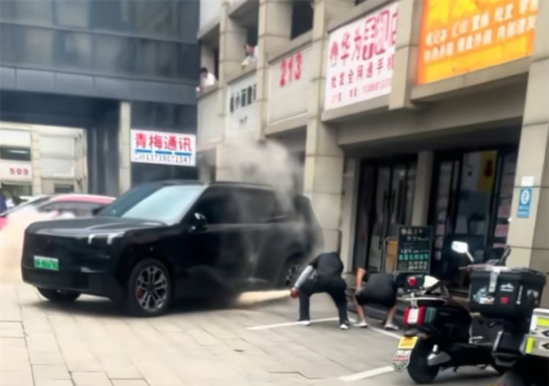 SUV Trung Quốc bất ngờ bốc cháy dưới gầm, đại lý đổ lỗi cho cục sạc dự phòng bên ngoài