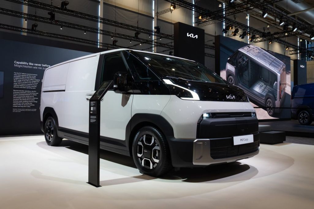 Cận cảnh Kia PV7: Xe van điện dài 5,3 mét, sạc 25 phút đi hơn 460 km