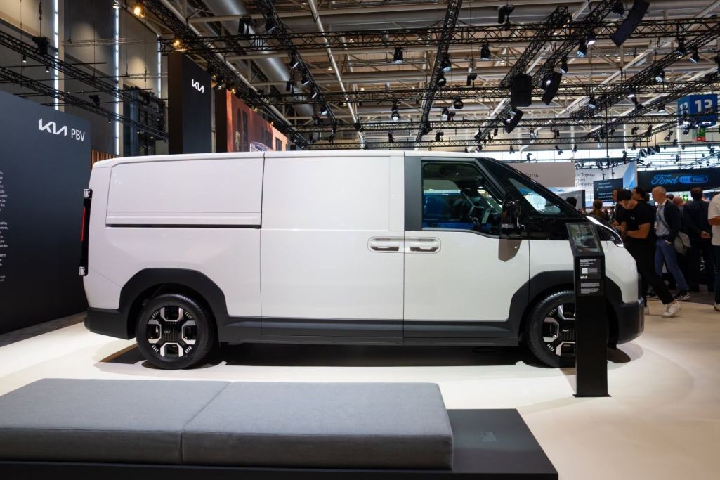 Cận cảnh Kia PV7: Xe van điện dài 5,3 mét, sạc 25 phút đi hơn 460 km