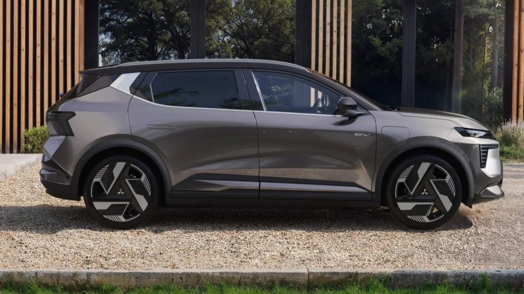Mitsubishi Eclipse Cross EV bất ngờ giảm gần 380 triệu đồng sau một năm mở bán